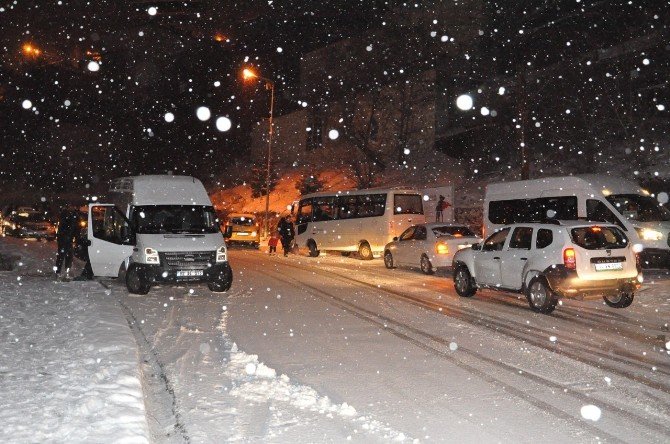 Tunceli’de Kar Yağışı Trafiği Felç Etti