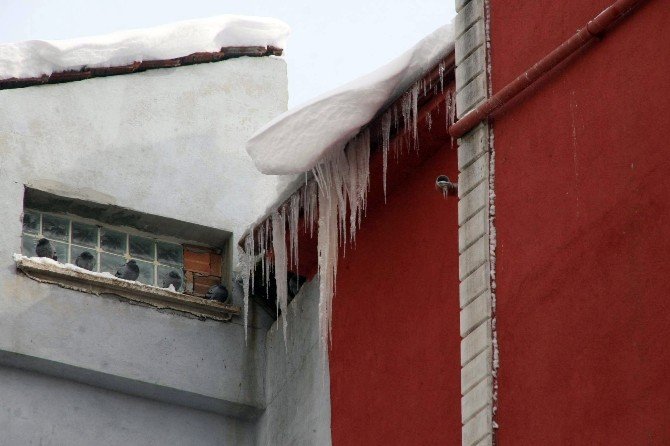 Soğuk Çatılarda 2 Metrelik Buz Sarkıtları Oluşturdu