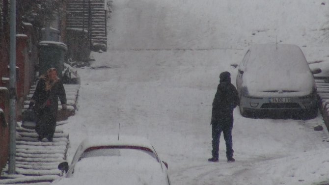 Kar yağışı sebebiyle 176 köy yolu ulaşıma kapandı
