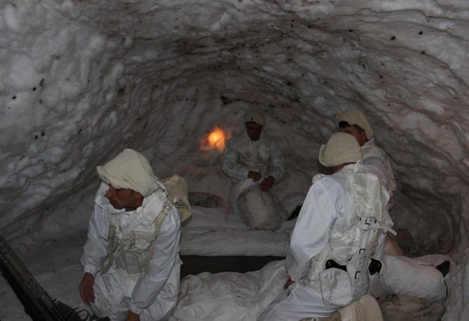 Mehmetçik'ten derin kar ve şiddetli soğuklarda muharebe eğitimi