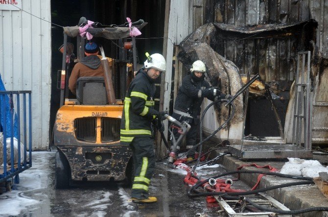 Tekstil Fabrikasında Çıkan Yangın Korkuttu