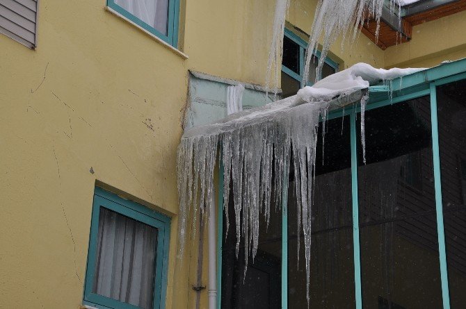 Çatılarda Oluşan Buz Sarkıtları Tehlike Saçıyor