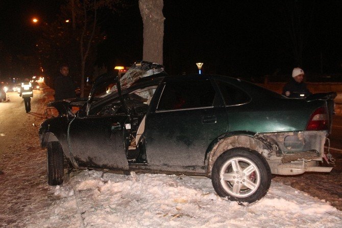 Otomobil Ağaca Saplandı: 5 Yaralı