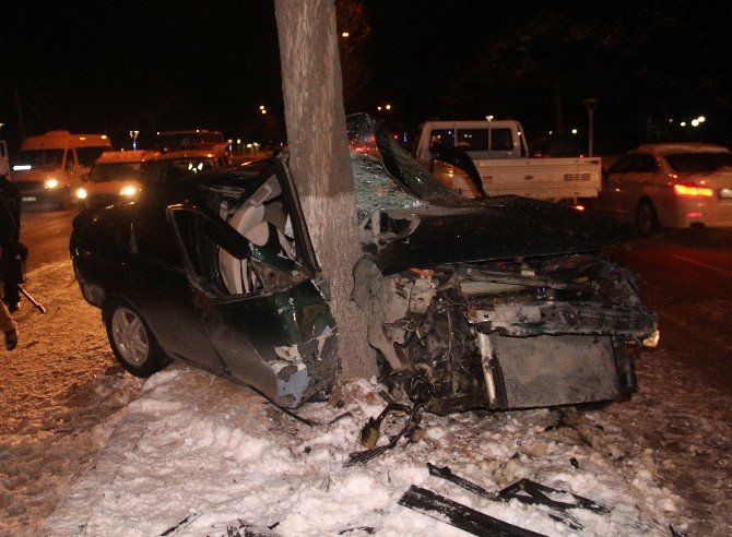 Otomobil Ağaca Saplandı: 5 Yaralı