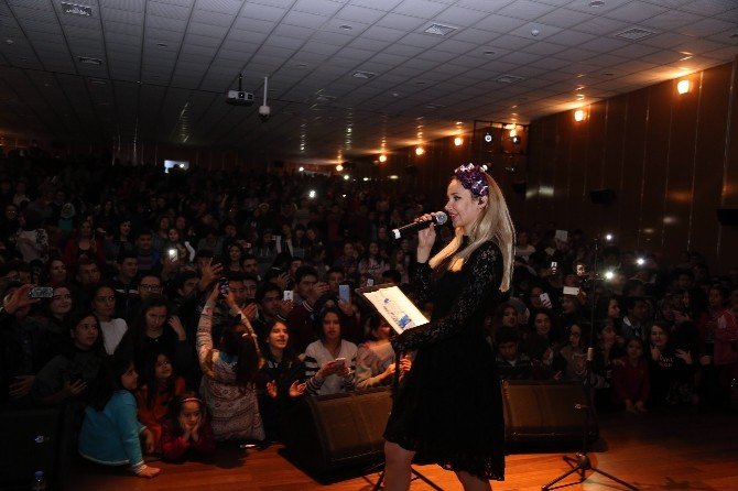 Erdemli Belediyesi, Öğrencilere Karne Hediyesi Konser Düzenledi