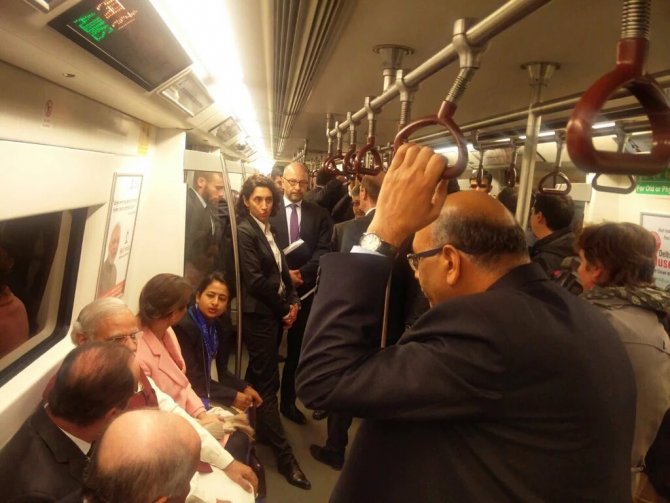 Hindistan Başbakanı Modi, Fransa Cumhurbaşkanı ile metro yolcuğu yaptı