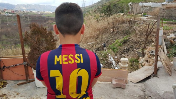 Poşetten Messi forması yapan çocuk bulundu