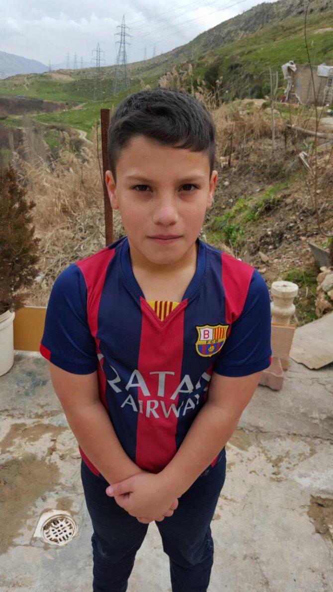 Poşetten Messi forması yapan çocuk bulundu