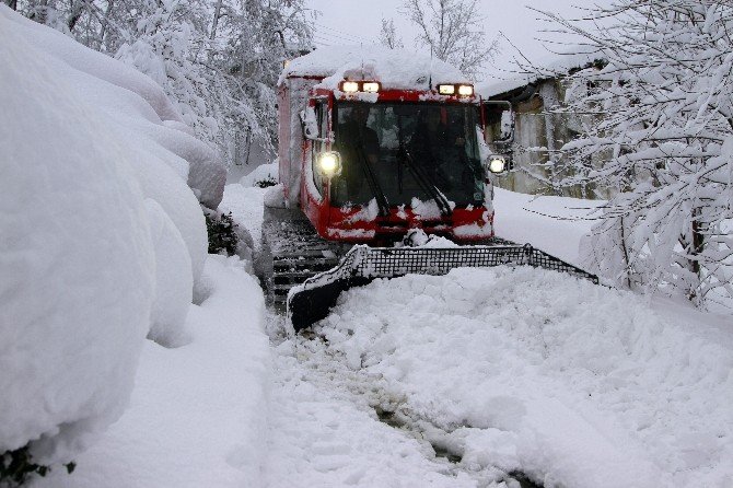 Hastaların İmdadına Kar Paletli Ambulanslar Yetişti