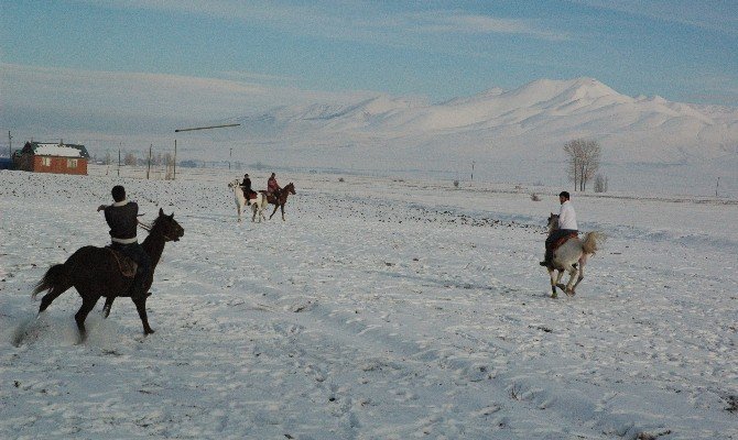 Erzurum’da Kar Üzerinde Cirit