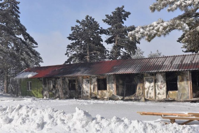 Kafetaryada çıkan yangın sonucu kayak tesisleri kullanılamaz hale geldi