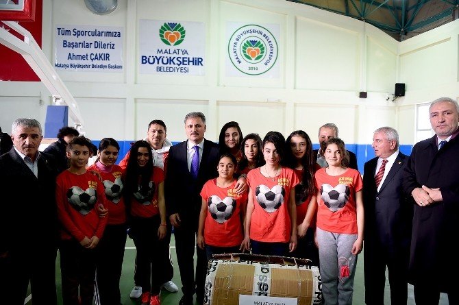 Malatya Büyükşehir Belediyesi’nden Amatör Spor Kulüplerine Malzeme Yardımı
