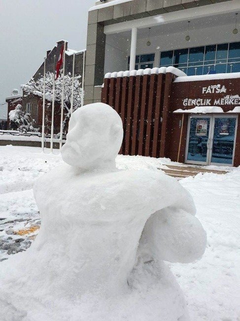 Öğrenciler Kardan Seyit Onbaşı Büstü Yaptı