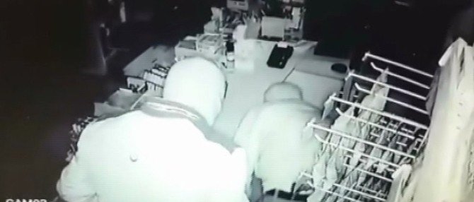 Sakarya’da Yüzleri Maskeli Hırsızlar Bir Gecede 4 Dükkan Soydu