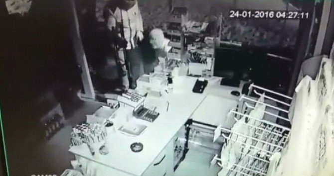 Sakarya’da Yüzleri Maskeli Hırsızlar Bir Gecede 4 Dükkan Soydu