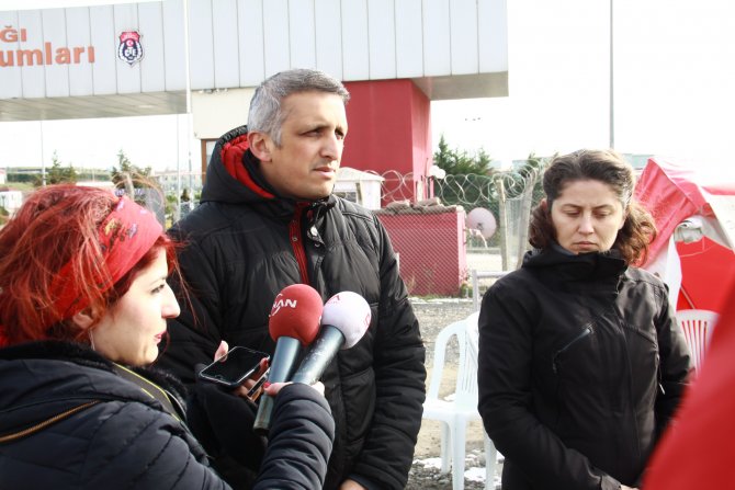 Tutuklu gazetecilere 'çav bella'lı destek