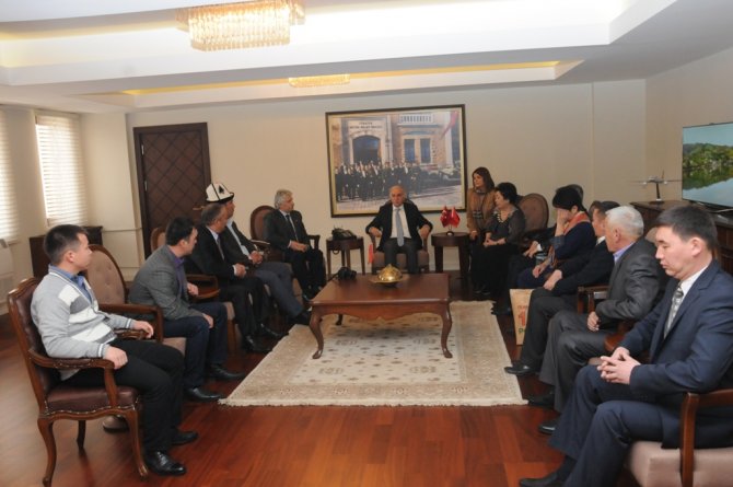 Kırgızistanlı belediye başkanları Vali Şahin'i ziyaret etti