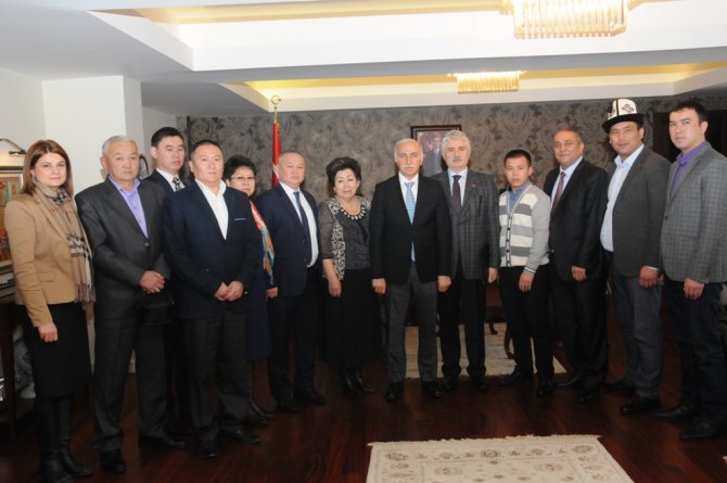 Kırgızistanlı belediye başkanları Vali Şahin'i ziyaret etti