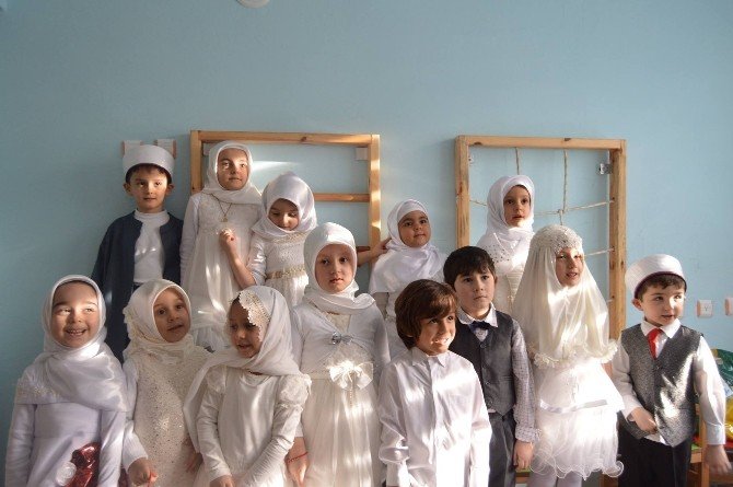 Tosya’da Kur’an-ı Kerim Okumaya Geçen Çocuklara Taç Takıldı