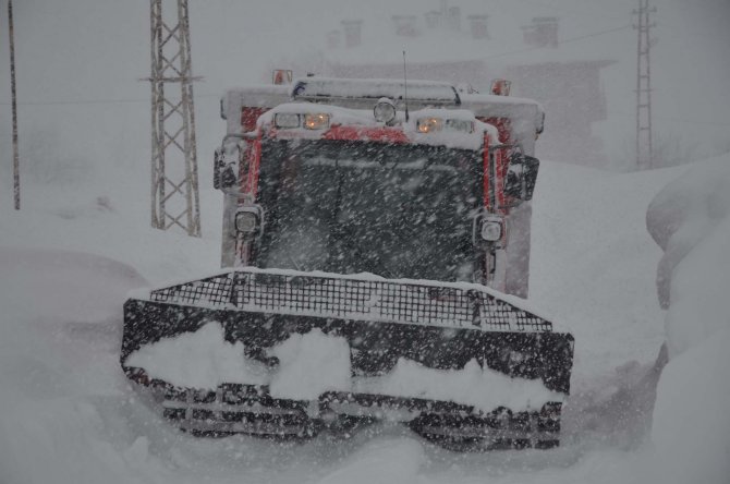 Bitlis’te kar, tipi ve fırtınaya karşı hasta kurtarma operasyonu