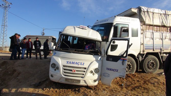 Kamyon minibüse çarptı: 2 ölü, 7 yaralı