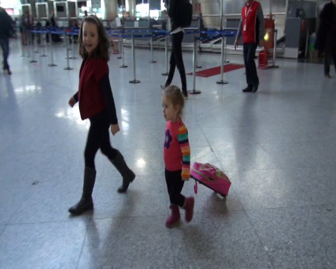 Valizini hoplaya zıplaya çeken minik yolcu