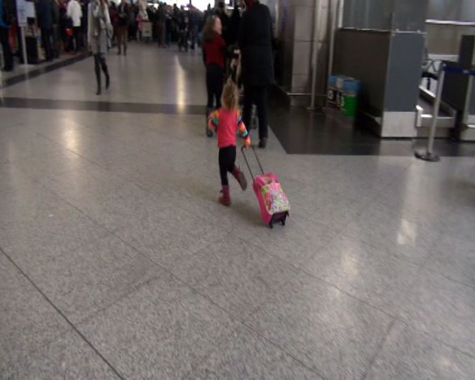 Valizini hoplaya zıplaya çeken minik yolcu