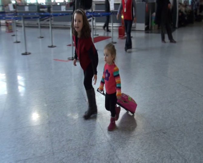 Valizini hoplaya zıplaya çeken minik yolcu