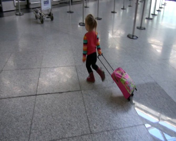 Valizini hoplaya zıplaya çeken minik yolcu