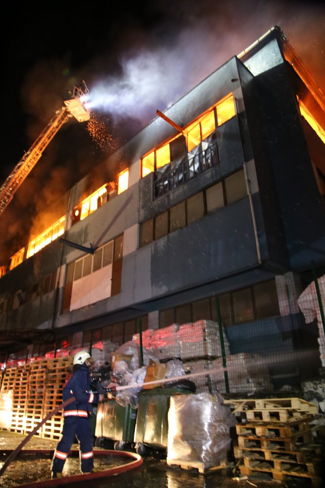 Avcılar'da kağıt fabrikası alev alev yandı
