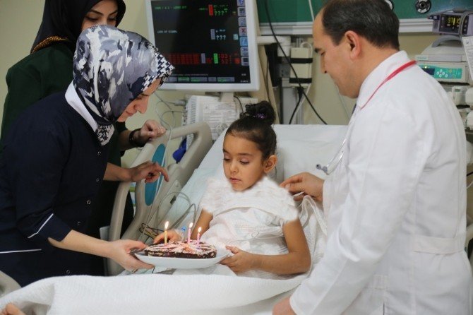 Erzurum Bölge Eğitim Ve Araştırma Hastanesinde 8 Yaşındaki Kevser Damlaya Yeniden Doğuş Pastası