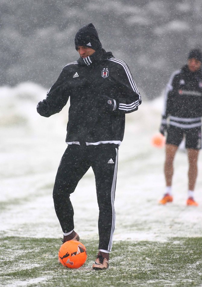 Beşiktaş'ın antrenmanı da kar engeline takıldı