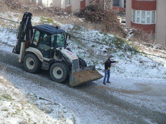 Bilecik Belediyesi Buzlanan Yollarda Tuzlama Çalışması Yaptı