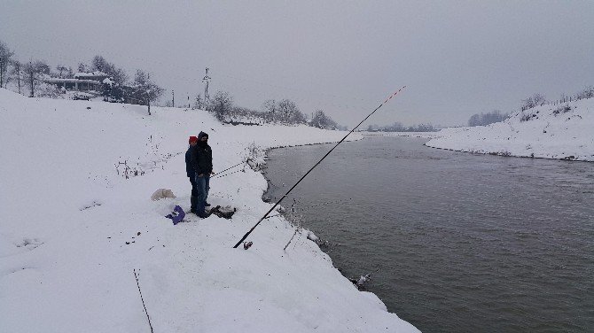 Kar Ve Buz Balıkçılara Engel Olamıyor