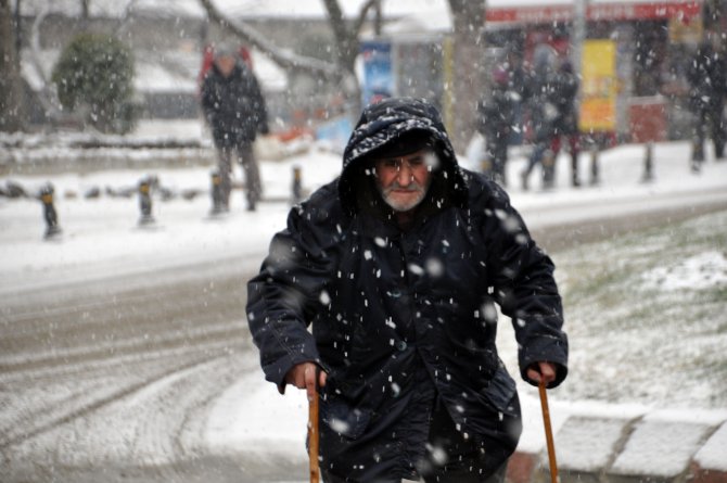 Edirne'de kar yağışı etkili oluyor