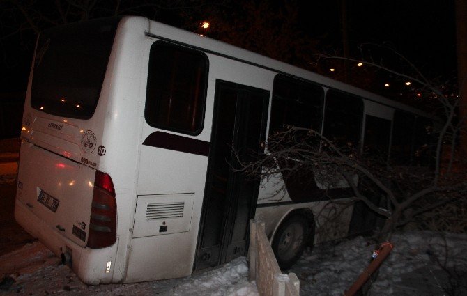Buzlu Yolda Kayan Otobüs, Bahçe Duvarına Çarptı