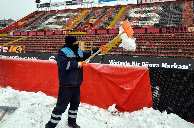 Eskişehir Atatürk Stadyumu’nda Kar Temizliği