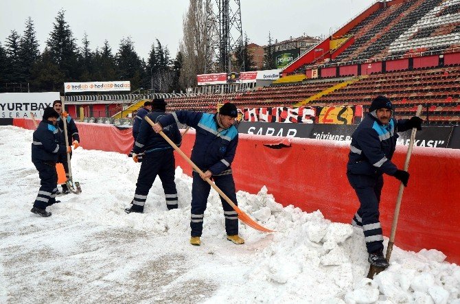 Eskişehir Atatürk Stadyumu’nda Kar Temizliği