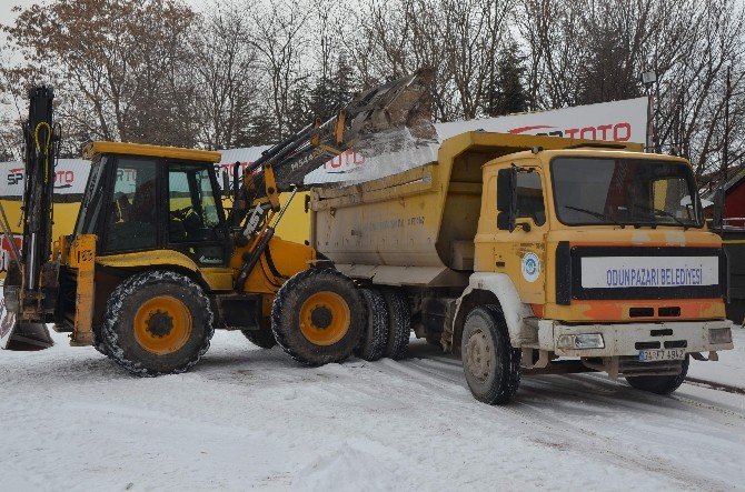 Eskişehir Atatürk Stadyumu’nda Kar Temizliği