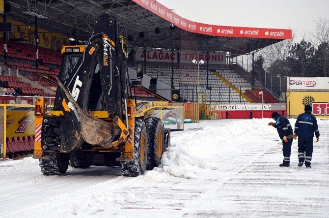 Eskişehir Atatürk Stadyumu’nda Kar Temizliği