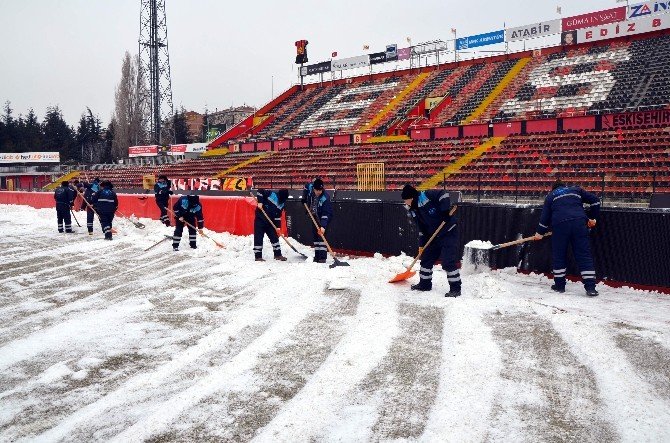 Eskişehir Atatürk Stadyumu’nda Kar Temizliği
