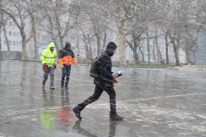 Taksim'de kar etkili oluyor
