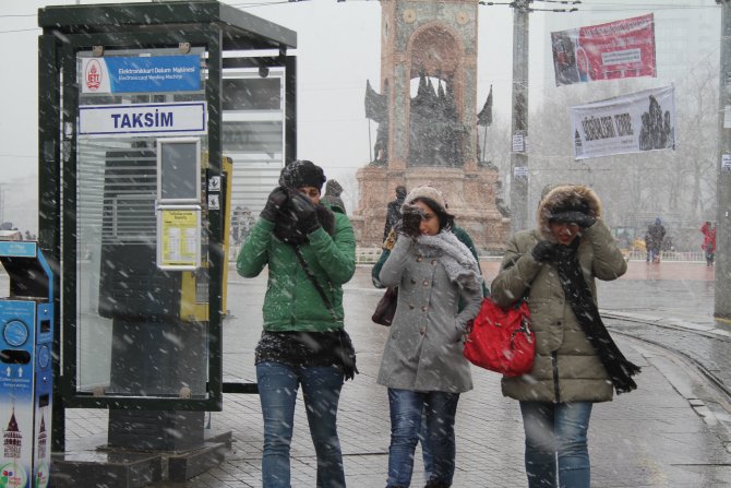 Taksim'de kar etkili oluyor