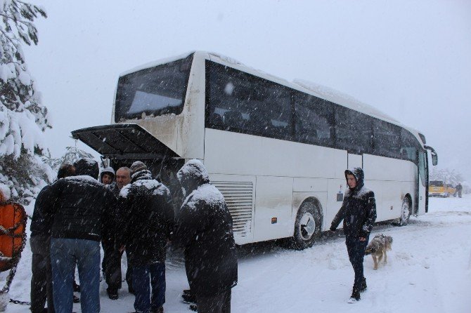 Otobüs Kara Saplandı, 35 Kişi Mahsur Kaldı