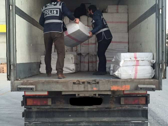 İzmir'de yaklaşık 400 bin paket kaçak sigara ele geçirildi