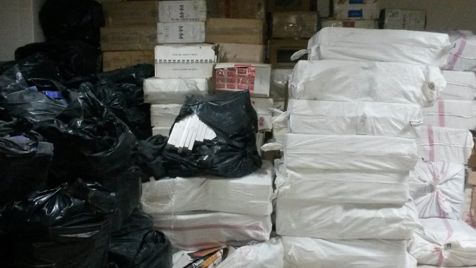 İzmir'de yaklaşık 400 bin paket kaçak sigara ele geçirildi