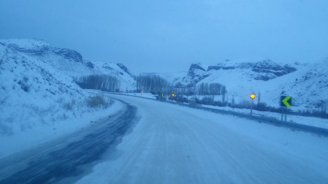 Kars'ta kar ve tipi nedeniyle köylere ulaşım sağlanamıyor