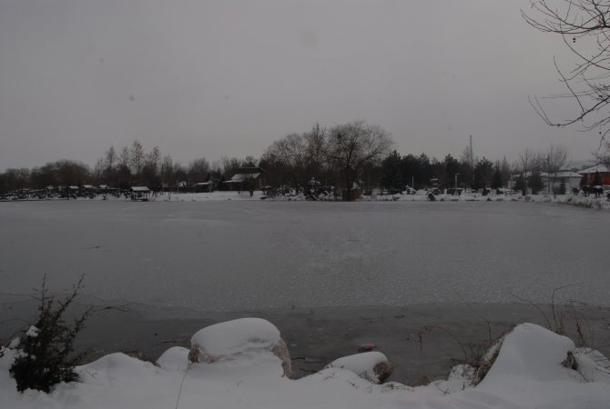 Celal Bayar Parkı Gölü dondu
