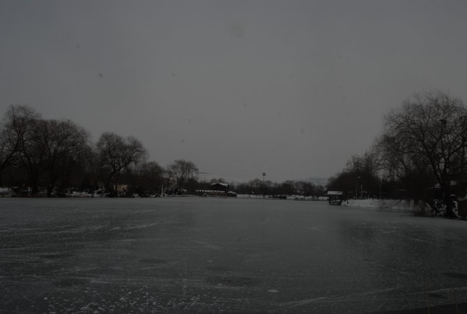 Celal Bayar Parkı Gölü dondu