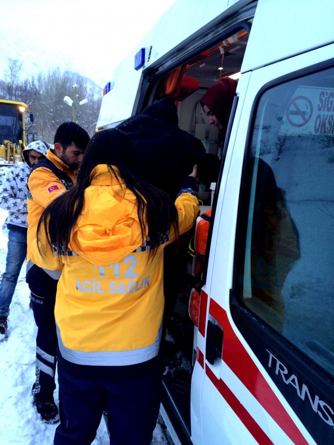 Karlı yollarda 4 hasta kurtarma operasyonu